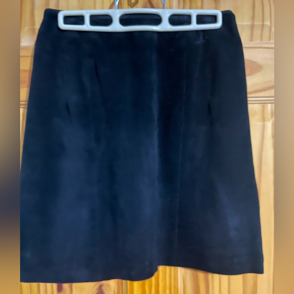 Winlit Size 7 black suede skirt